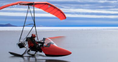 “L’impresa impossibile: John Flynn vola solo attraverso lo Stretto di Bering su un ultralight